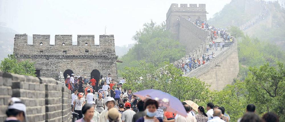 Magnet aus Stein. Die Mauer bei Badaling, nicht weit von Peking entfernt, ist fester Bestandteil jeder China-Rundreise. Foto: AFP