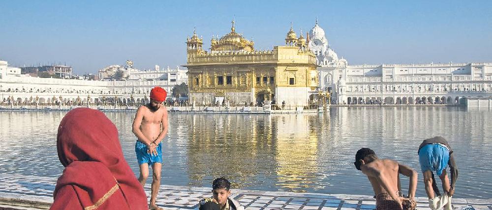 Vorsicht am Wasser. Indien zählt wie andere tropische Gebiete Asiens, Afrikas und Lateinamerikas zum Verbreitungsgebiet des Denguefiebers. Hier der Goldene Tempel von Amritsar.