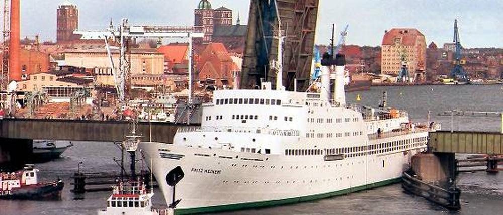Die „Fritz Heckert“, hier 1991 im Hafen von Stralsund. Foto: Bernd Wüstneck, dpa