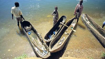 Für den kleinen Fang. Mit etwas größeren Nachen werden Touristen gern zu den Nilinseln gefahren. Foto: mauritius images