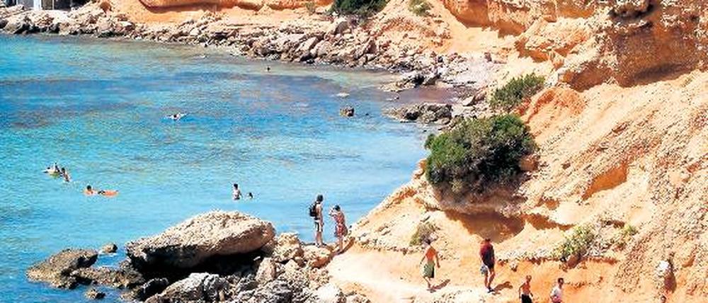 Bucht von Sa Caleta. In Teilen hat sich Ibiza seine Ursprünglichkeit bewahrt. Foto: PA