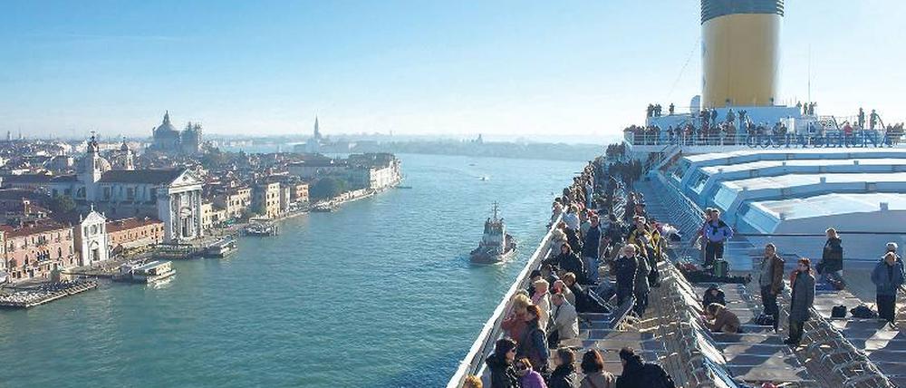 Die besondere Perspektive. Die Venezianer mögen keine Kreuzfahrtschiffe. Für Passagiere an Bord ist die Fahrt durch die Lagune jedoch ein unvergessliches Erlebnis. Foto: laif
