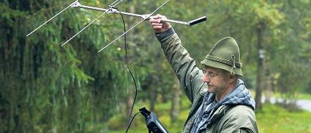 Geortet. Horst Burghart entdeckt mit einer Antenne einen Luchs im Bayerischer Wald.