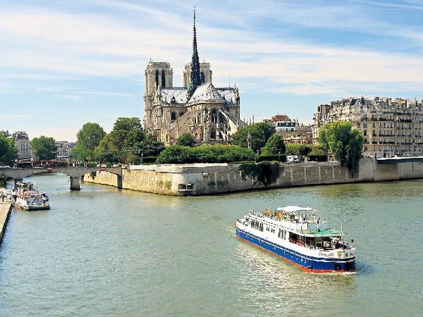 Bühne frei auf der Seine. Auch vom Wasser aus ist Paris herrlich – und die „Serenité“ macht eine gute Figur vor Notre Dame. 