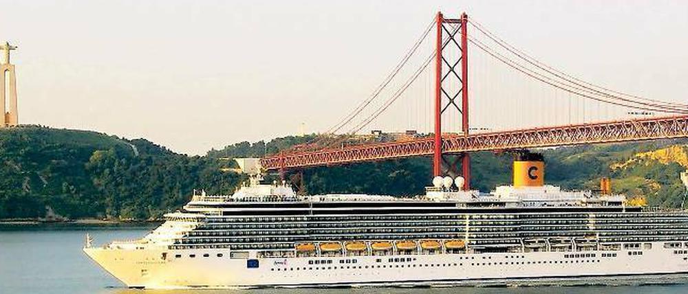 Schöne Paarung. Die „Costa Deliziosa“ taucht unter einer Brücke hindurch, auf dem Weg nach Lissabon. 