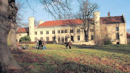 Schloss Petzow, nurmehr Kulisse – für Fernsehproduktionen im Sommer und zu jeder Jahreszeit für Spaziergänger, die den Schinkel-Bau bestaunen und den von Lenné angelegten Park genießen. 