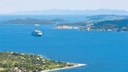 Eine gute Figur macht die „Queen Victoria“ inmitten der kroatischen Inselwelt. Zwölf Passagierdecks hat das Schiff – und wer ganz oben sitzt, kann hier tolle Ausblicke genießen. Der Cocktail dazu kostet 4, 50 US-Dollar. Foto: imagebroker/ vario images
