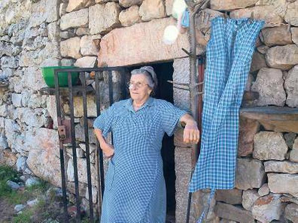 Amalia Menendez freut sich immer über Besuch in ihrer Steinhütte oben am Berg.