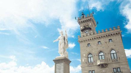 Città di San Marino, die Hauptstadt des Zwergstaates San Marino, besitzt viele reizvolle Gebäude. An erster Stelle aber steht der trutzige Regierungspalast.