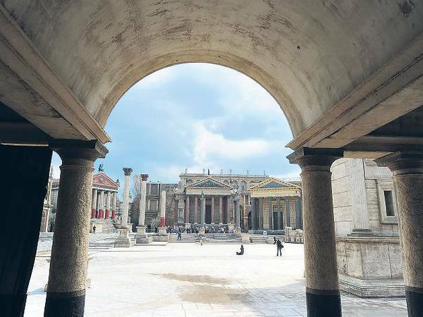 Das antike Forum Romanum – hübsch als Kulisse nachgebaut in der Filmstadt für die BBC-Serie „Rome“. Foto: Eric Vandeville, picture-alliance