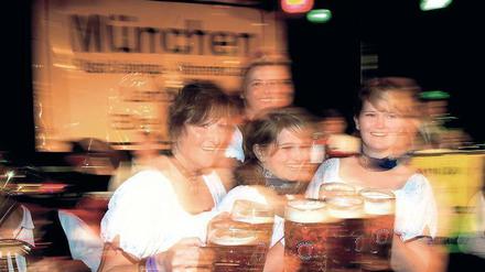 Günstige Maß. Im Brandenburger München kostet der Liter Bier 6,00 Euro. Auf der echten Wies’n werden rund 9, 50 Euro fällig. 