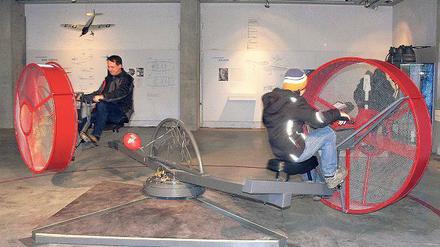 Auf dem Propellerkarussell im Wismarer Museum können die Besucher mit offensichtlichem Spaß die Funktionsweise eines Propellerflugzeugs nachvollziehen. 