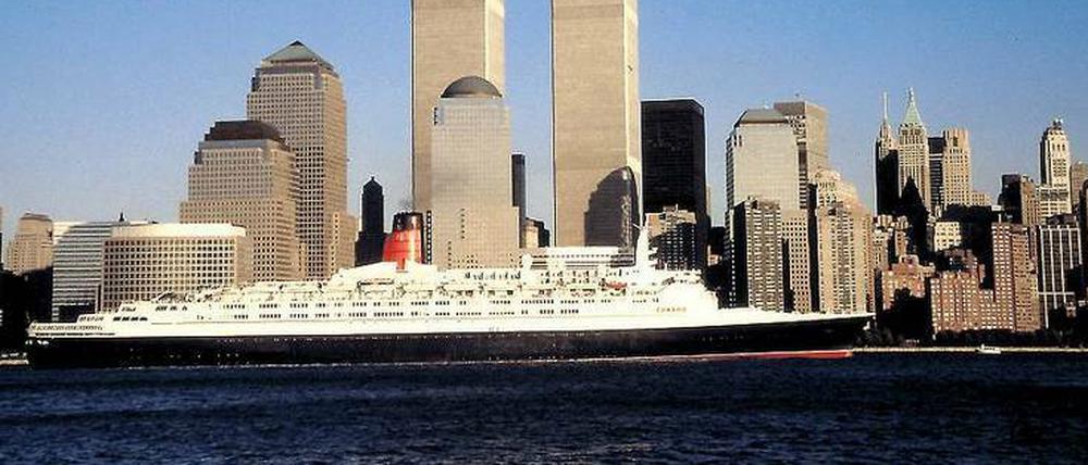 Die „QE 2“, der einstige Stolz Britanniens, hier 1998 beim Verlassen des New Yorker Hafens. Ein Bild, das es so nicht mehr geben wird. Die Zwillingstürme zerstört, das Schiff vermutlich zum Schrottwert verhökert. 