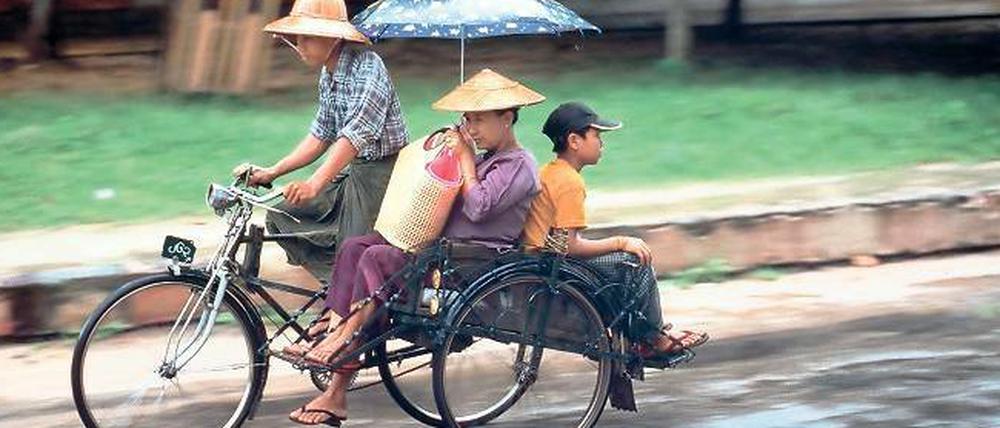 Ökologisch korrekt. Doch nicht nur hier in Birma sind Fahrradrikschas Auslaufmodelle. Fahrer und Kunden favorisieren motorisierte Vehikel.