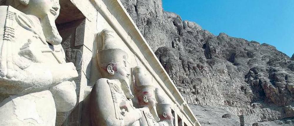 Fast ganz für sich hat die überschaubare Zahl von Touristen die Sehenswürdigkeiten entlang des Nils. Hier der Tempel der Königin Haptschetsut nahe Luxor.