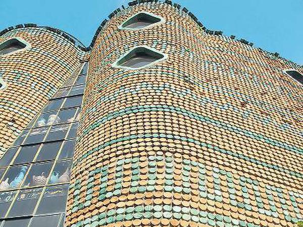 Puzzle-Fassade. Die Keramik-Manufaktur Solimene ist die größte in Vietri. 