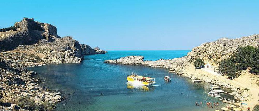Kuschelig. Am Strand Agios Pavlos bei Lindos auf Rhodos wurde nie über Besuchermangel geklagt.
