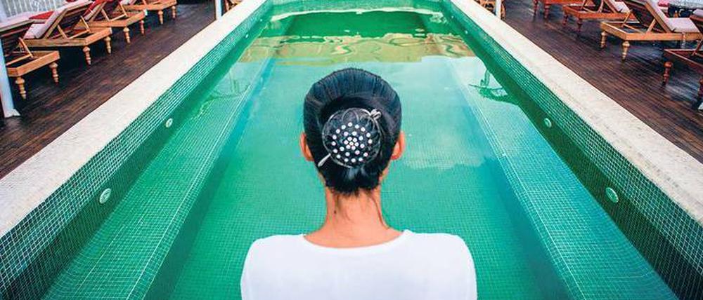 Immer auf Deck. Ein Besatzungsmitglied der „Jahan“ hat während der Fahrt auf dem Mekong den Pool stets im Blick, auch wenn niemand badet.