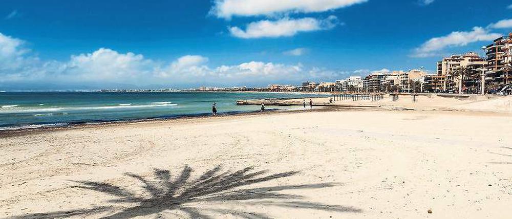Meile für Meile Platz. Dicht an dicht liegen die Urlauber im Sommer am Strand von El Arenal. Von November an ist er fast verwaist.