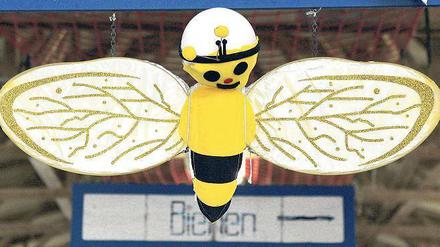 Eine flotte Biene – was sonst? – begrüßt die Besucher im Möthlower Museum, wo sich alles um den natürlichen Süßstoff und seine Gewinnung dreht.