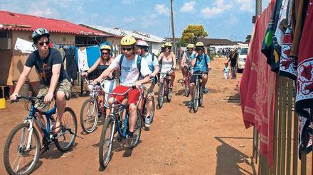 Radtour durch die Armut: Touristen schauen sich das Township Soweto bei Johannesburg an.