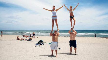 Feinkörniger Übungsplatz. Noch kann das Cheerleader-Training an der Sandmeile von Palm Beach stattfinden. 