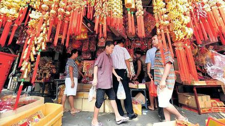 Kein Halten mehr gibt es für Thailänder chinesischer Herkunft, wenn in Bangkoks Chinatown das Neujahrsfest bevorsteht: Opfergaben und Geschenke müssen her, sonst winkt im neuen Jahr kein Erfolg.