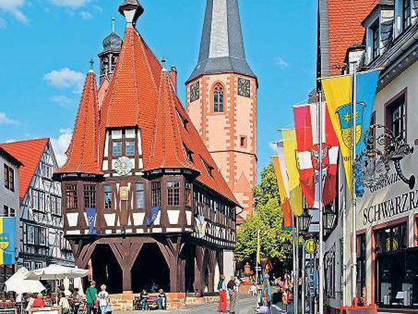 Michelstadt. Marktplatz und Fachwerk-Rathaus aus dem Jahr 1484 