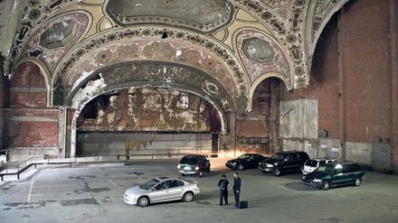 Drive-in-Theatre - das gibt es nur in den USA. In der Autostadt Detroit entbehrt die Umwidmung des einst prächtigen Theaters zum Parkhaus nicht einer gewissen Ironie.