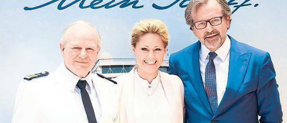 Taufe. Kapitän Holm (l.), Patin Helene Fischer und CEO Vogel 