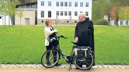 Grüß Gott! Am Benediktinerkloster Nütschau bei Bad Oldesloe verdient der Mönchsweg leibhaftig seine Bezeichnung: Begegnung mit Bruder Matthäus.