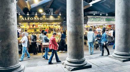Mercat de la Boqueria. Barcelonas größter und faszinierendster Markt ist eine Attraktion für Touristen. Er liegt zentral in der Stadt, direkt am Bummelboulevard La Rambla.