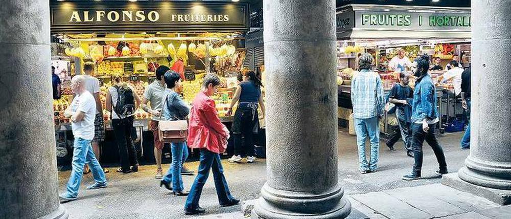 Mercat de la Boqueria. Barcelonas größter und faszinierendster Markt ist eine Attraktion für Touristen. Er liegt zentral in der Stadt, direkt am Bummelboulevard La Rambla.