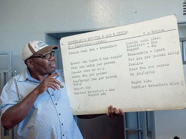 Sipho Nkosi, einst Häftling auf Robben Island, führt heute Besucher durchs Gefängnis.