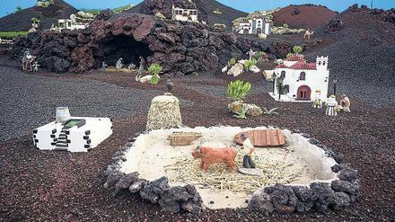 Lanzarote, weihnachtlich geschmückt. In Yaiza ist, im typischen schwarzen Sand der Insel, eine Weihnachtskrippe zu bewundern. 