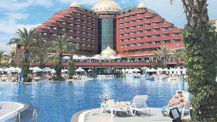 Protzig. Viele Resorts zeichnen sich wie hier das Delphin Palace Hotel vor allem durch eigenwillige Architektur aus. 