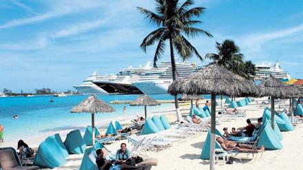 Hafenbar Nassau. Am Strand des British Colonial Hilton erleben die Gäste fast hautnah, wie beliebt die Bahamas bei Passagieren von Kreuzfahrtschiffen sind.   