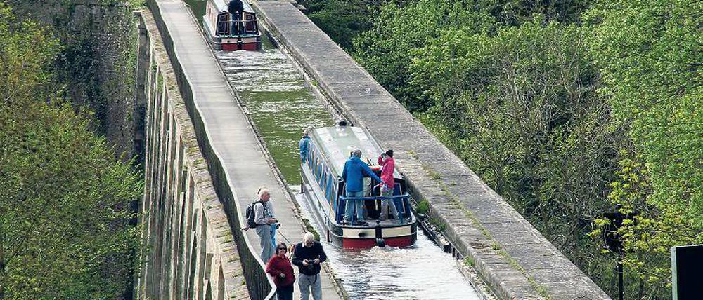 Schwindelerregend: Die Fahrt mit den schmalen Booten durch die Rinne des Pontcysyllte-Aquädukts ist im wahrsten Sinne der Höhepunkt einer Kanaltour in Wales.