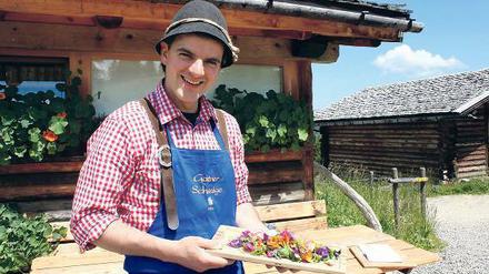 Chefkoch Franz Mulser mit buntem Salat.