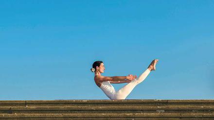 Wellness ohne Anstrengung bringt keinen straffen Bauch. Die Bootstellung beim Hatha Yoga schon. 