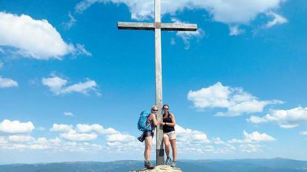 Geschafft! Als Krönung der Tour gilt das Erreichen des Gipfelkreuzes auf dem Großen Arber, immerhin 1456 Meter hoch. 