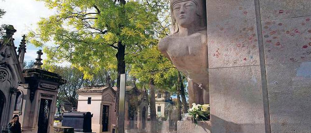 Open-Air-Museum. Viele Persönlichkeiten fanden auf dem Pariser Friedhof Père Lachaise die letzte Ruhe. Die Figur rechts gehört zum Grabmal von Oscar Wilde. 