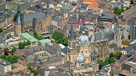 Stadt Karls des Großen. Der Herrscher machte Aachen zum Mittelpunkt des fränkischen Reiches und regte den Bau des Doms, heute Unesco-Weltkulturerbe, an. 