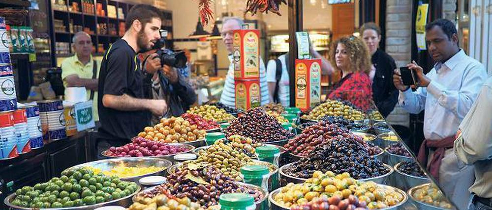 Oliven in allen Varianten und zahllose andere regionale Lebensmittel werden im neuen Sarona-Markt in Tel Aviv angeboten, dem größten überdachten Markt Israels.
