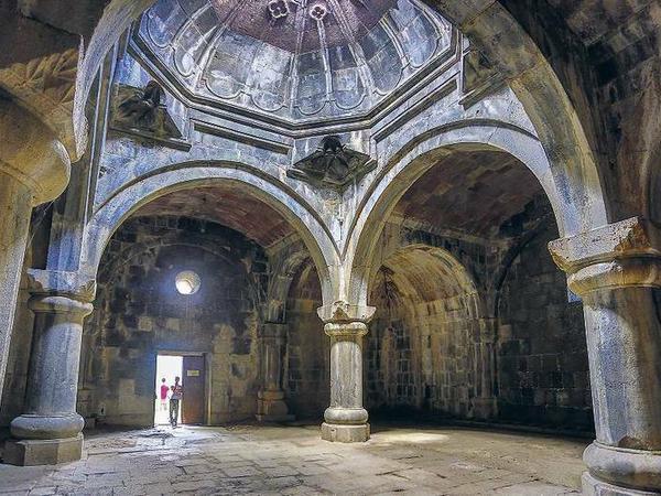 Vollendete Baukunst, Gewölbe im Kloster Haghpatavank. Errichtet im 10. Jahrhundert, gehört es inzwischen zum Unesco-Weltkulturerbe. 