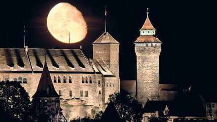 Geisterstunde. Wenn der Mond über der Kaiserburg aufgeht, wirkt der Bau noch dramatischer.