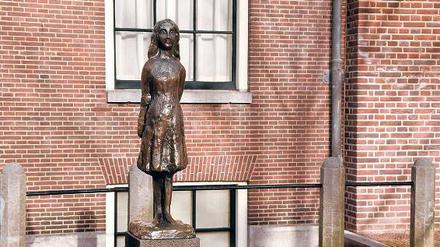 Kleine Persönlichkeit. Die Statue vor dem Anne-Frank-Haus schuf der Künstler Mari Andriessen. 