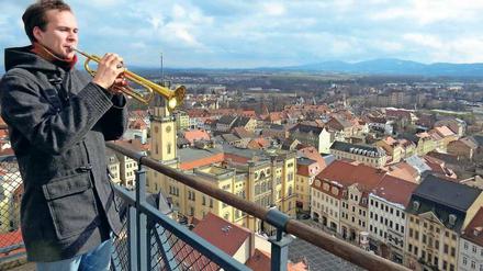 Tongeber. Jeden Mittag, pünktlich um zwölf, gibt’s ein Trompetenständchen von Felix Weickelt. Hoch oben vom Turm natürlich. 