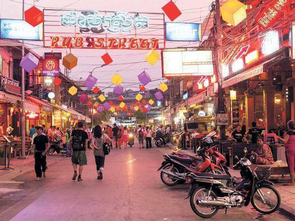 Neon macht Laune. Die Pub Street in Siem Reap ist international. 
