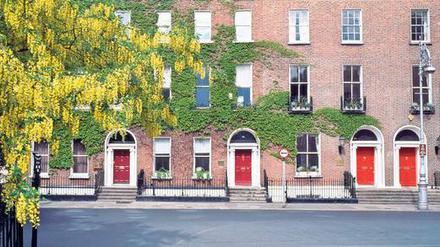 Das elegante Dublin: Die heute bewunderten klassizistischen Häuserreihen wie hier am Fitzwilliam Square waren zwischendurch verhasst, galt der „Georgian“ Stil doch als Import der Briten. 
